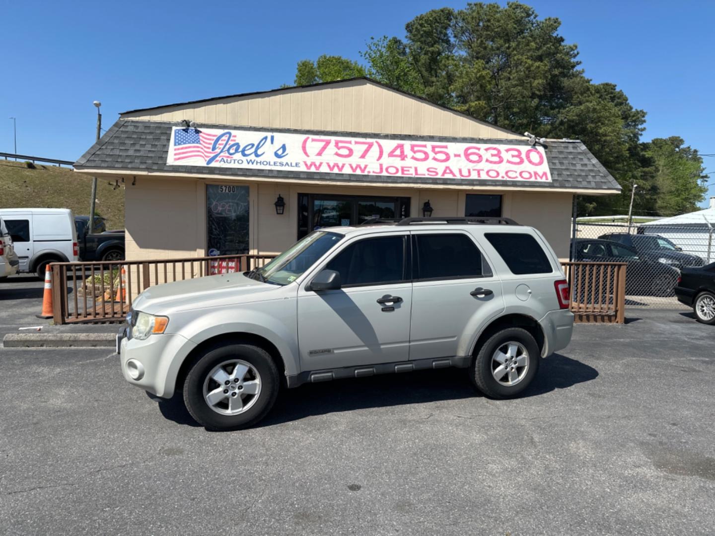 2008 WHITE Ford Escape XLT 2WD I4 (1FMCU03Z28K) with an 2.3L L4 DOHC 16V engine, 4-Speed Automatic Overdrive transmission, located at 5700 Curlew Drive, Norfolk, VA, 23502, (757) 455-6330, 36.841885, -76.209412 - Photo#0